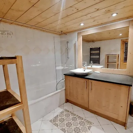 De Charme Avec Terrasse, Piscine Et Parking, Proche Centre Et Arret Ski-bus - Fr-1-624-105
