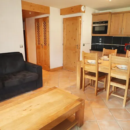 De Charme Avec Terrasse, Piscine Et Parking, Proche Centre Et Arret Ski-bus - Fr-1-624-105 Apartment *