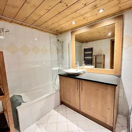 De Charme Avec Terrasse, Piscine Et Parking, Proche Centre Et Arret Ski-bus - Fr-1-624-105 Apartment