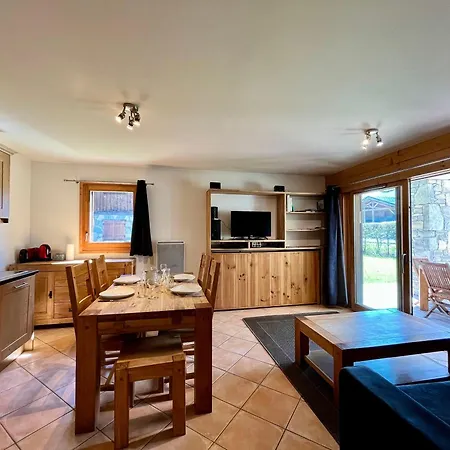 Apartment De Charme Avec Terrasse, Piscine Et Parking, Proche Centre Et Arret Ski-bus - Fr-1-624-105