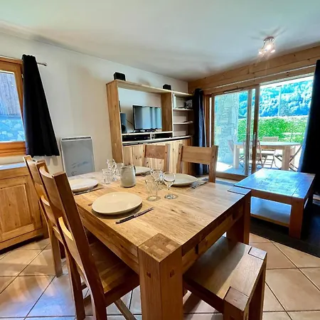 Apartment De Charme Avec Terrasse, Piscine Et Parking, Proche Centre Et Arret Ski-bus - Fr-1-624-105 *