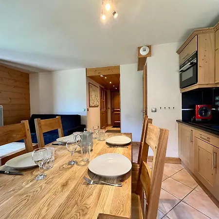 Apartment De Charme Avec Terrasse, Piscine Et Parking, Proche Centre Et Arret Ski-bus - Fr-1-624-105